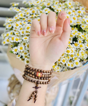 Vòng tay trầm hương dính nước có sao không